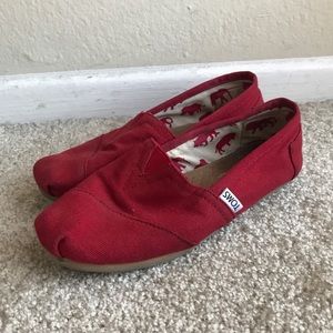 RED TOMS SLIP ONS